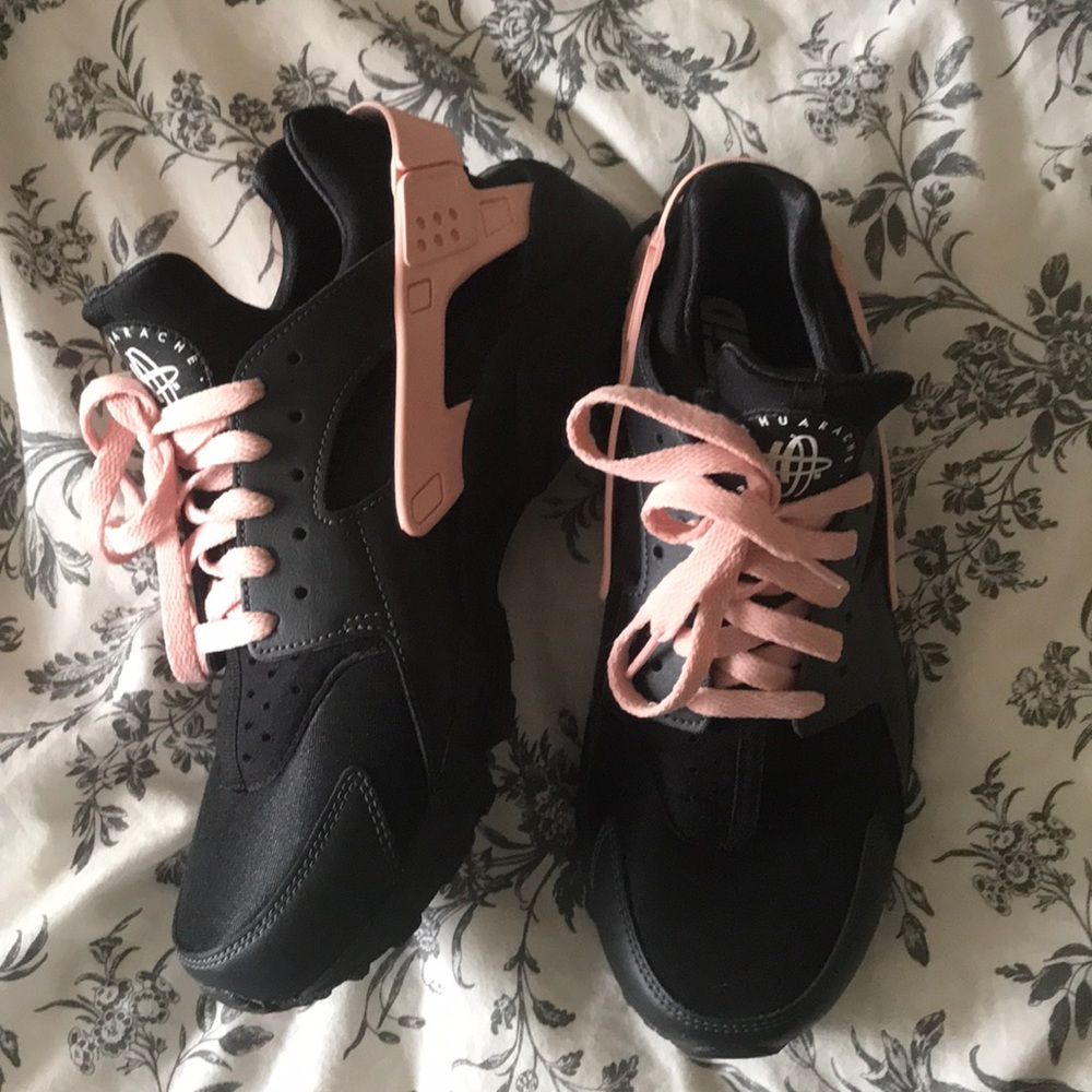 Women’s Sz 11 Nike Huraches